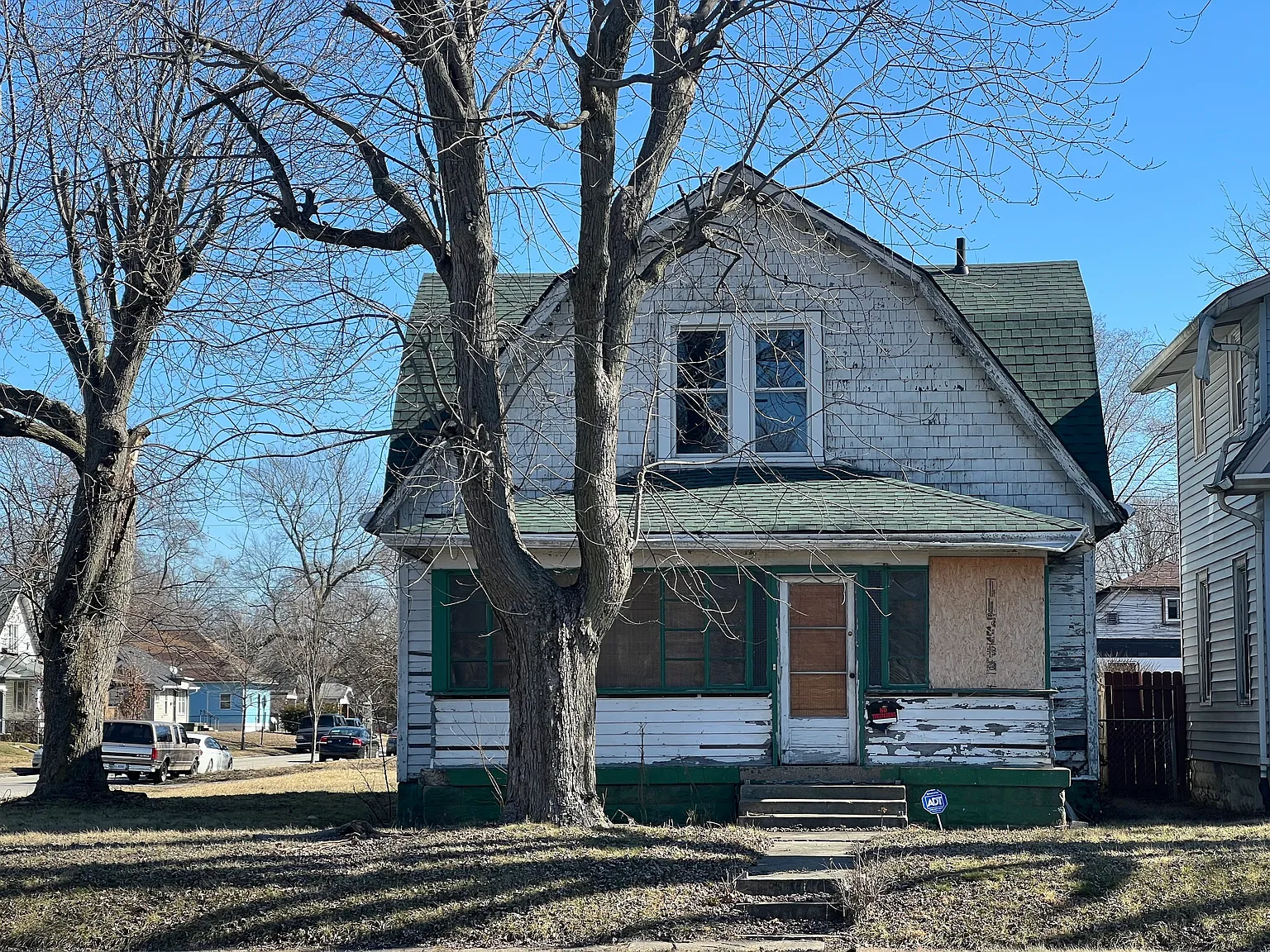 2169 E Riverside Dr photo 1
