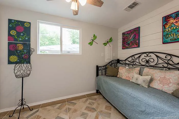 305 Riverside Dr — Photo 13