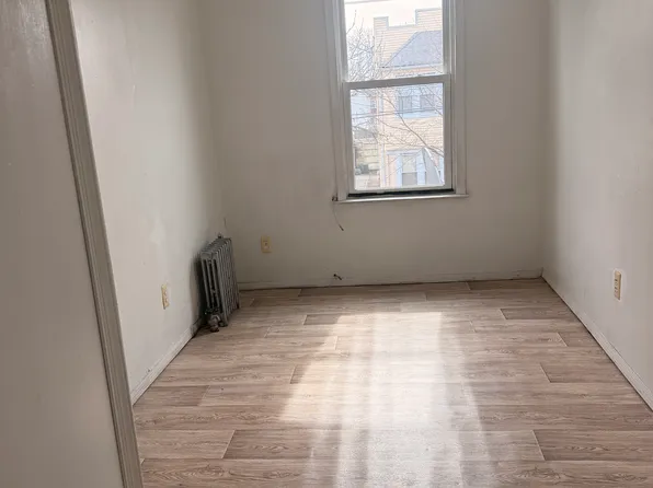 (undisclosed Address), Woodhaven, NY 11421