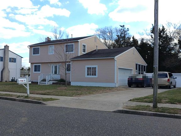3rd image of 6 Hollyberry Ln