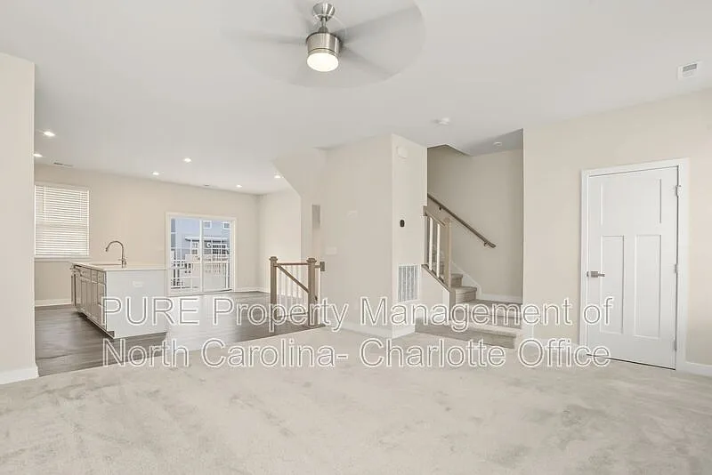 3 bed, 2.5 bath, 1676 sqft, $1,900 — Photo 2