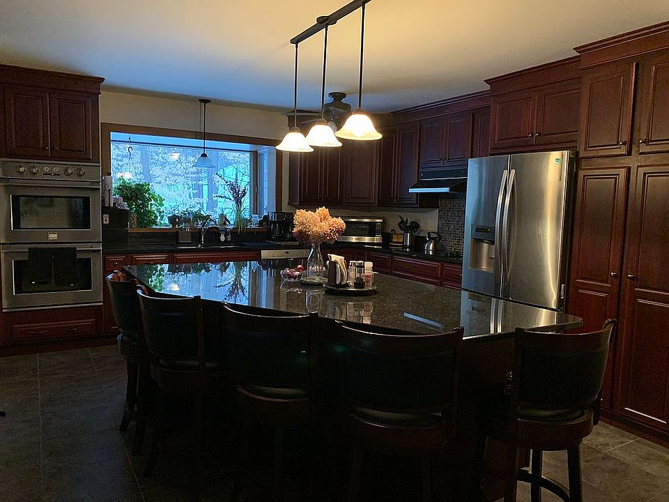Kitchen w/ island