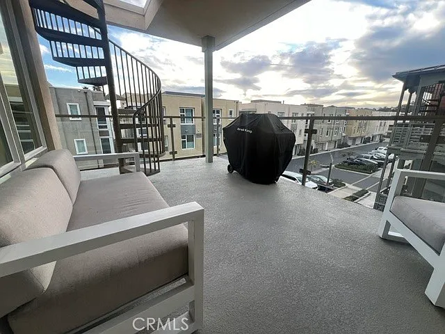 3 bed, 1836 sqft, $4,950 — Photo 2