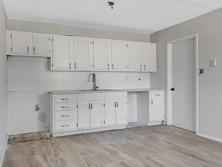 2405 Mamie Dr — Photo 8