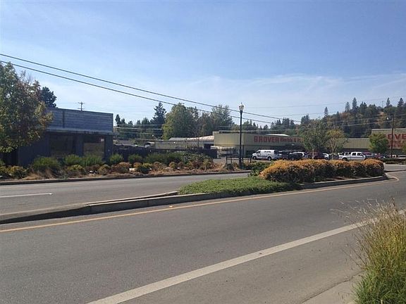 5th image of 1077 Rogue River Hwy