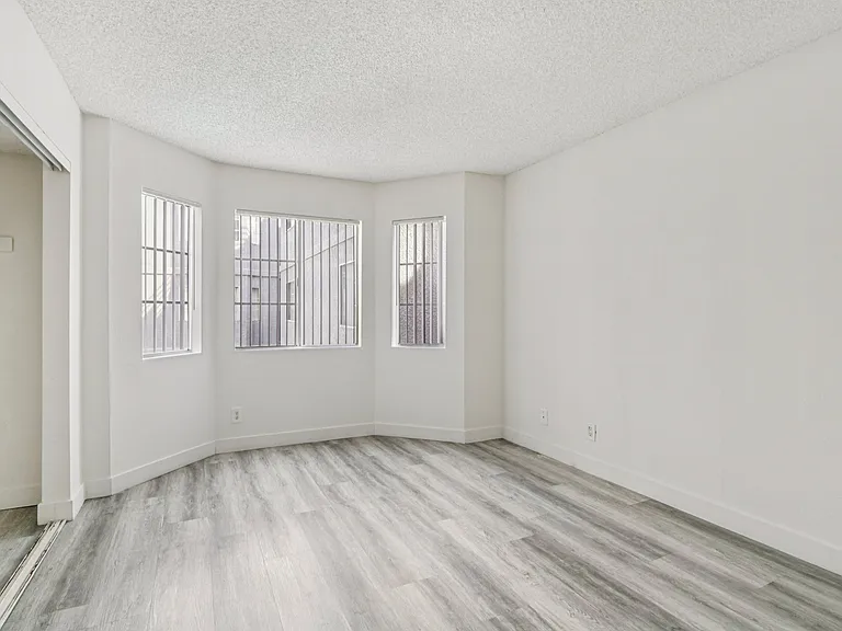 5555 Harold Way — Photo 17