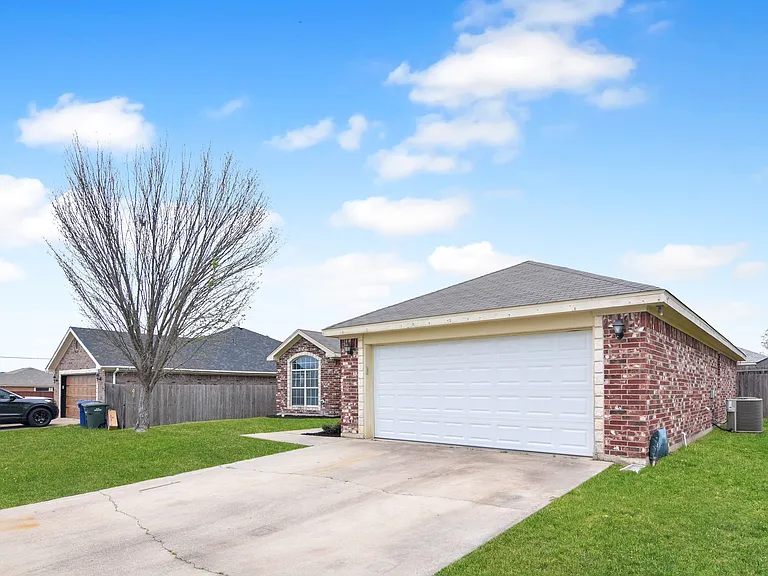 2403 Jake Dr — Photo 3