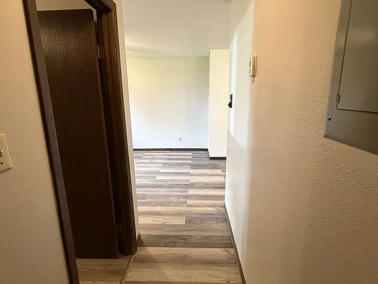 910 2nd Ave SW — Photo 2