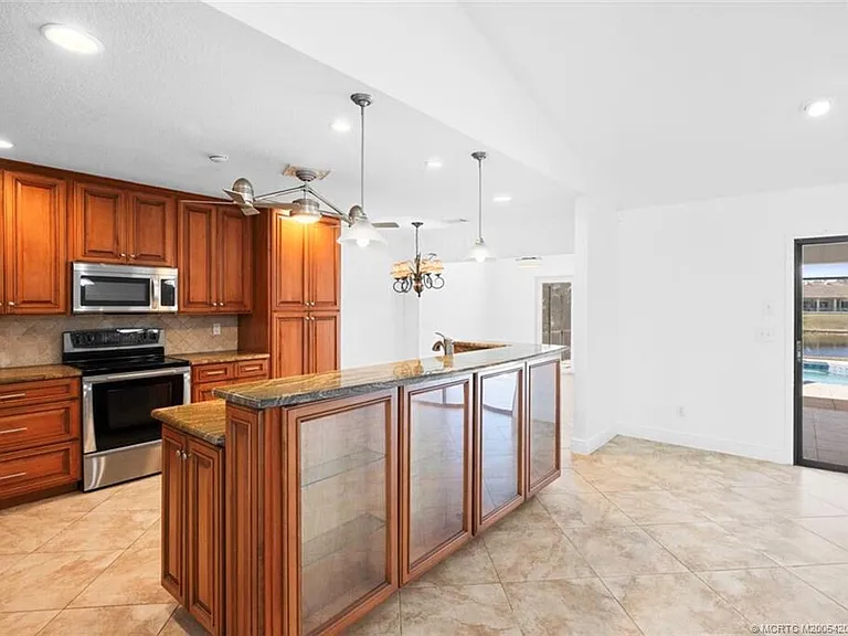 3074 NE Loquat Ln — Photo 6