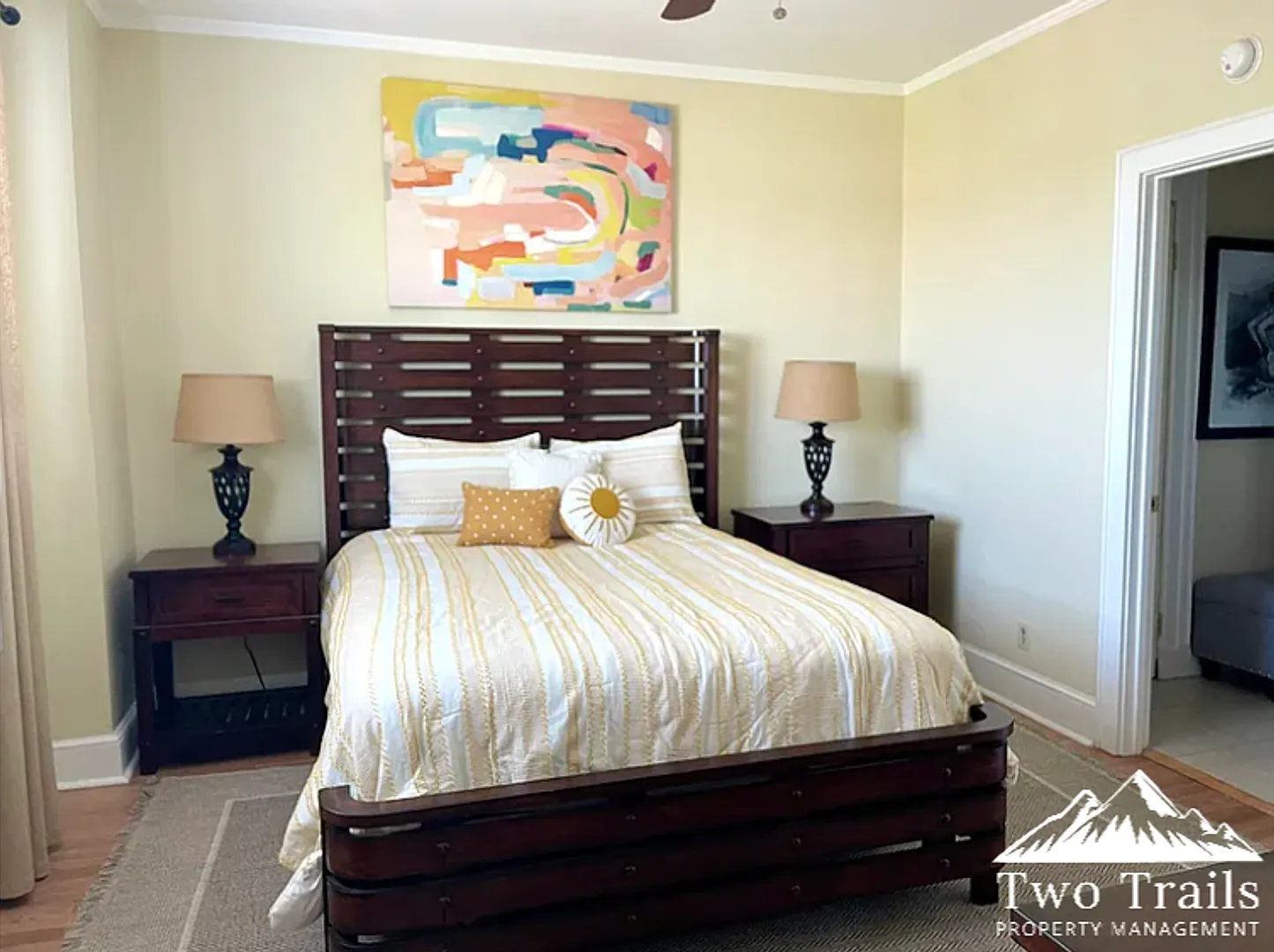 Downtown Fully-Furnished Condo — Photo 2