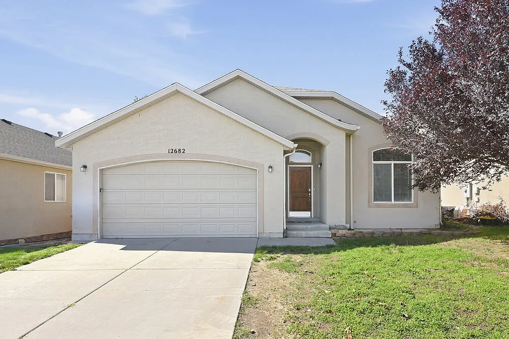 6 bed, 3.0 bath, 2888 sqft, $3,165 — Photo 1