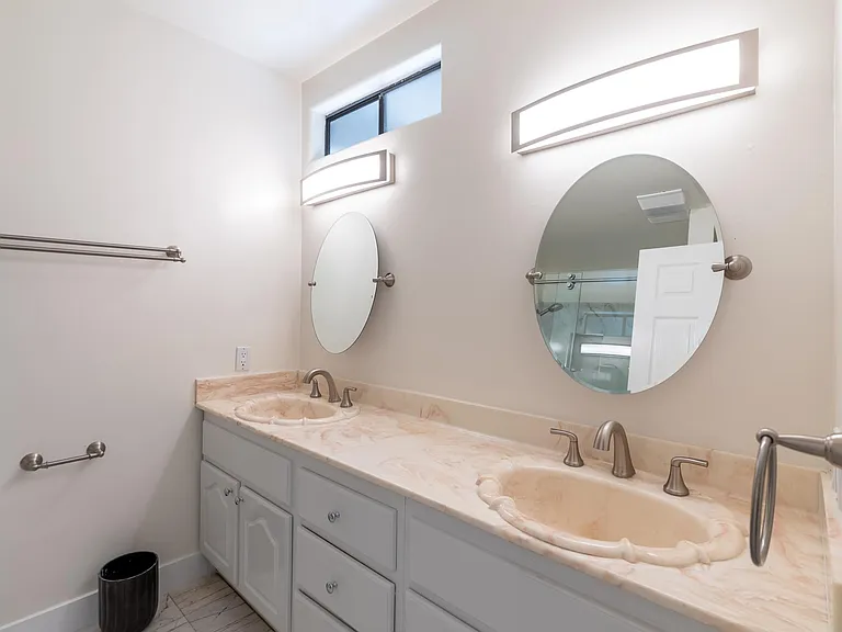 1760 N Alexandria Ave — Photo 19