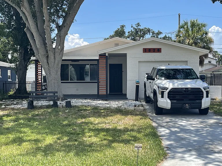 View from the street. Long driveway good for 2 cars.