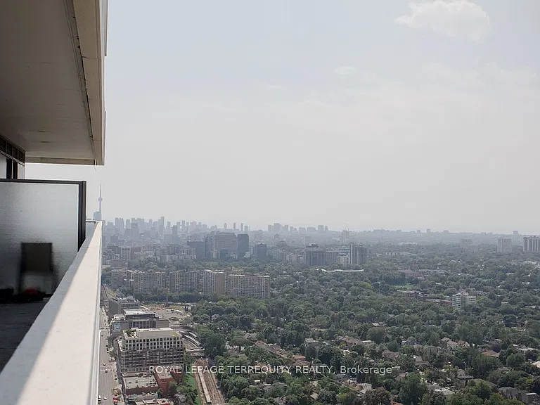 2221 Yonge St #4609 — Photo 11