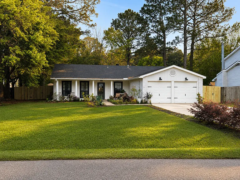 814 Covington Point Dr — Photo 1