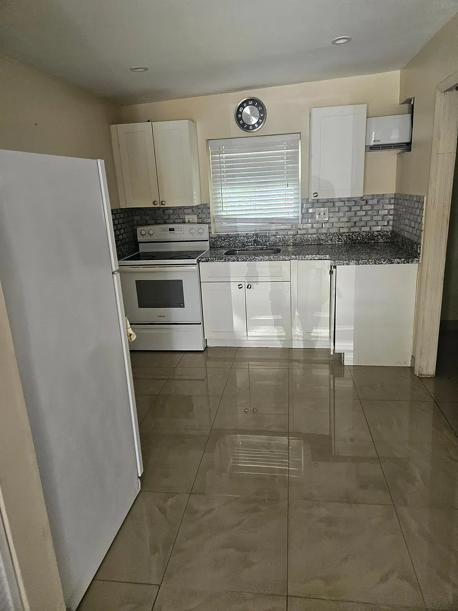 Photo 1 of 8 - 732 SW 7th Ave #1A - Hallandale, FL Primary Photo - 732 SW 7th Ave #1A
