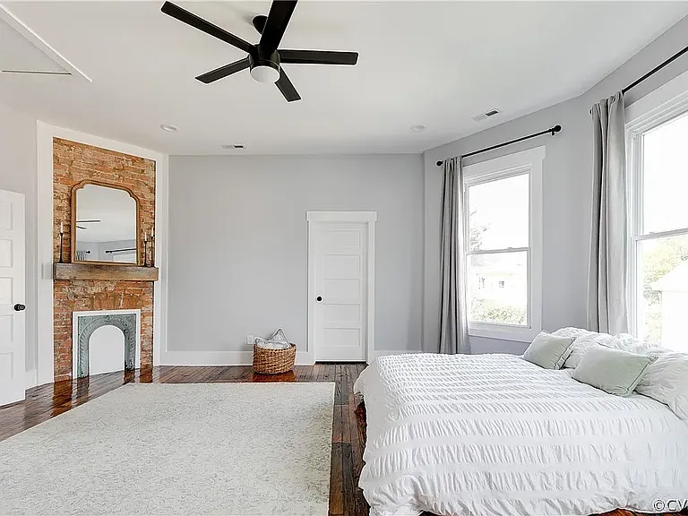 205 Poe St — Photo 39