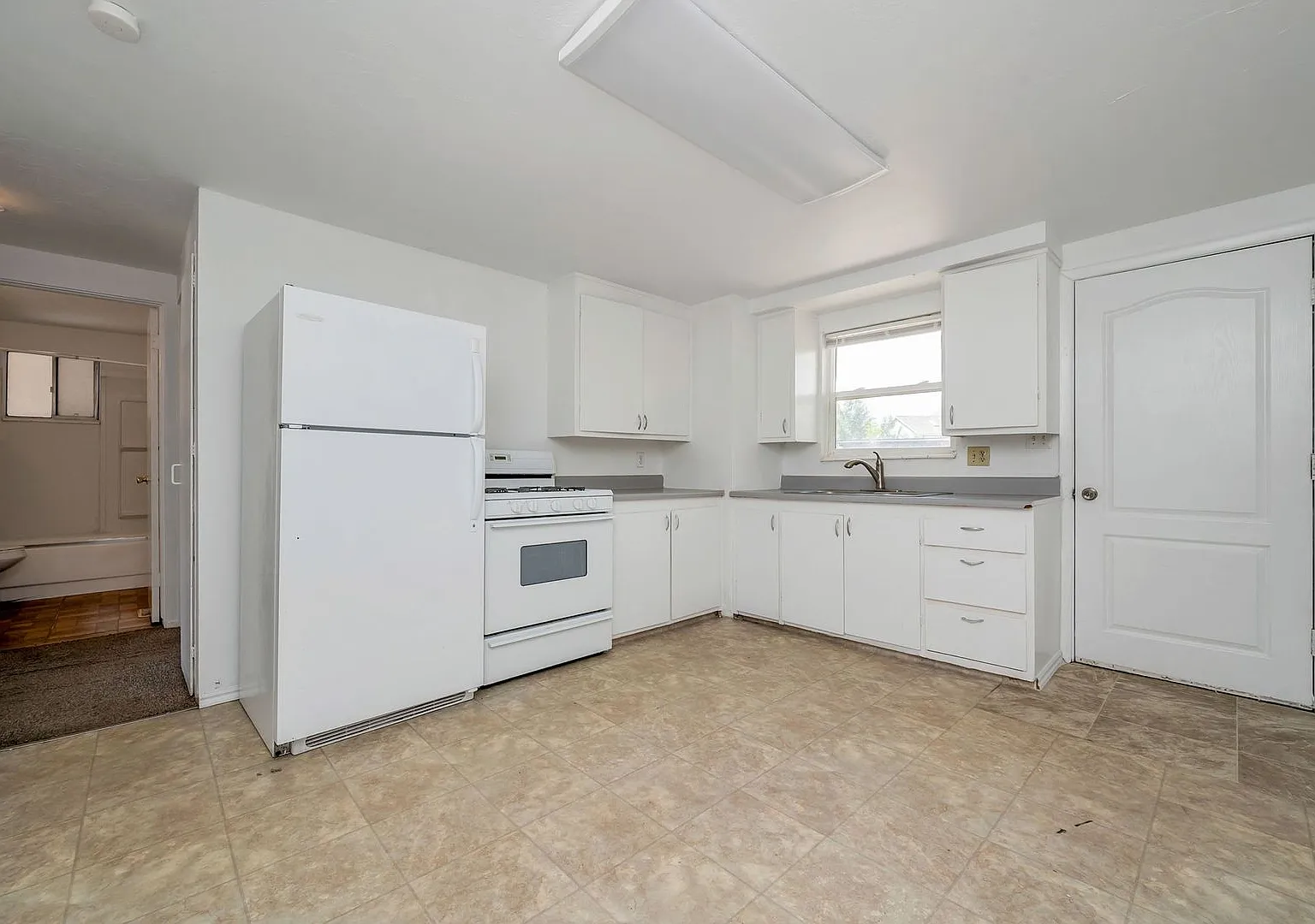 West Jordan Duplex W Carport Available Now!! — Photo 4