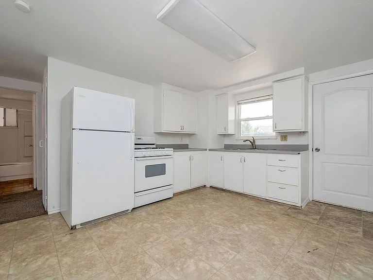 8228 S 1750 W — Photo 4