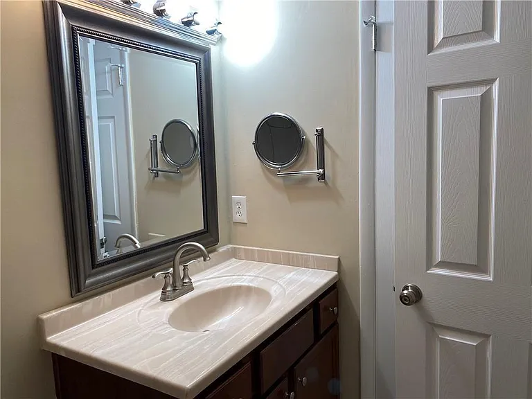 2207 Surrey Ct SE — Photo 18