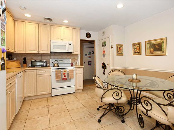 5th image of 2102 Cayuga Dr