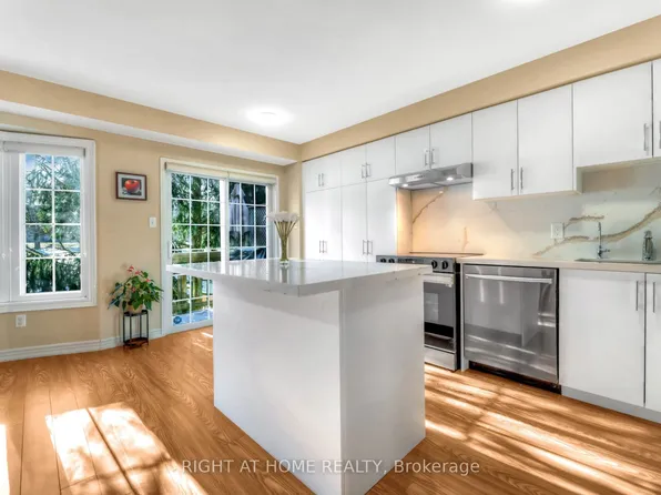 130 Mosaics Ave, Aurora, ON L4G 7L5