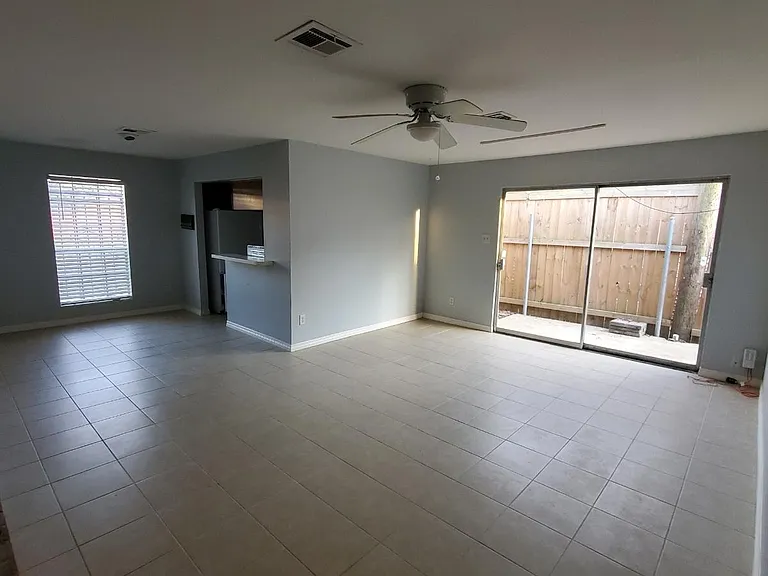 7500 W Loop S Fwy #D — Photo 9