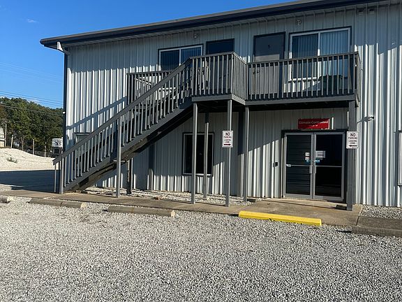 This is a great opportunity to live in a clean, quiet, and secure setting!