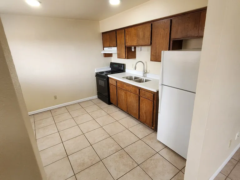 2235 S Maple Ave — Photo 10
