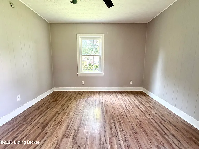 2706 Wyandotte Ave — Photo 4
