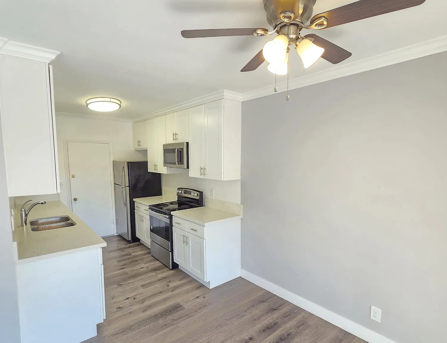13955 Oxnard St — Photo 2