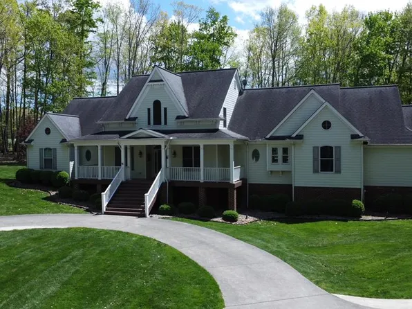 105 Old Carriage Ln, Daniels, WV 25832