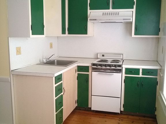 3rd image of 174 College St APT 3