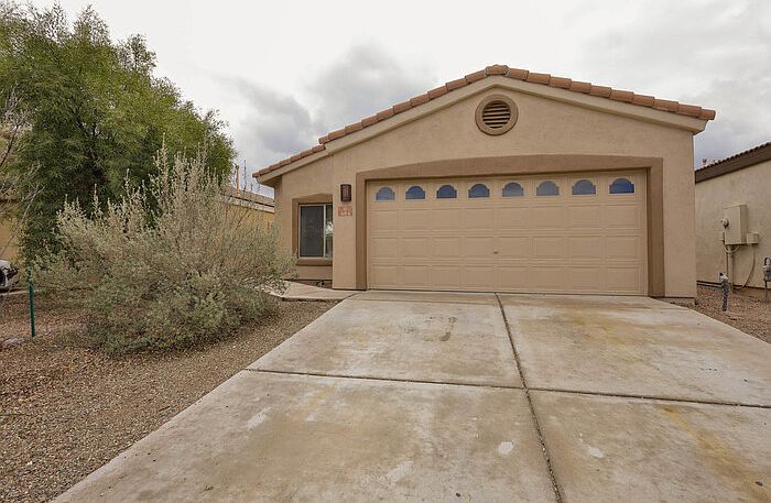 1st image of 484 E Placita Nodo
