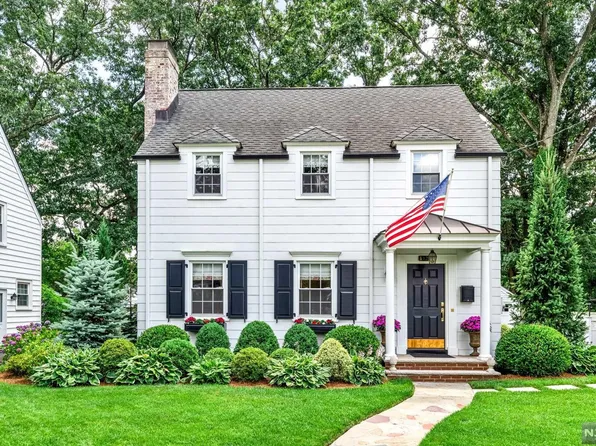 122 Dora Ave, Waldwick, NJ 07463