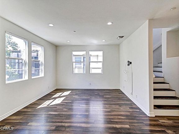 5th image of 945 Acacia Ln