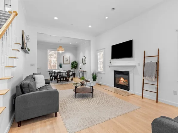 40 Pleasant St #40, Newton Center, MA 02459