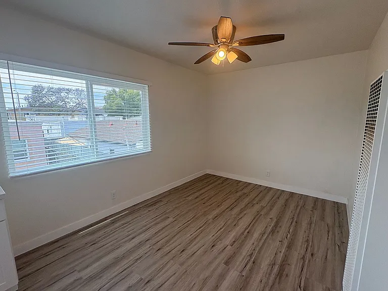 1142 Hoffman Ave — Photo 3