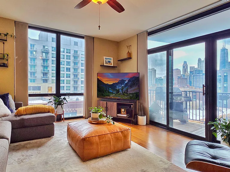 435 W Erie St #1002 — Photo 2