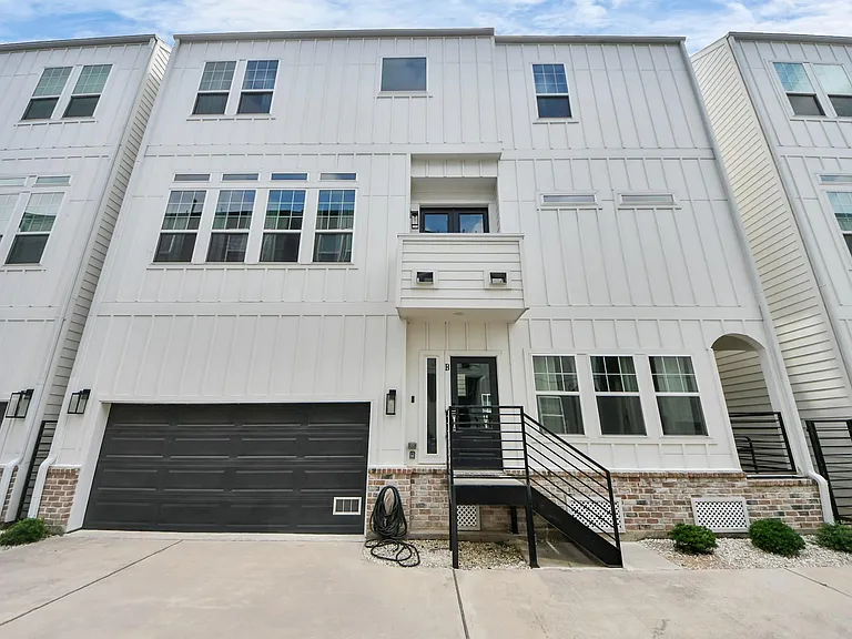1223 W 16th St #B — Photo 3