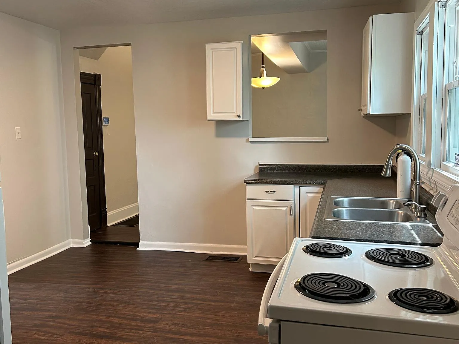 3 bed, 920 sqft, $1,330 — Photo 3