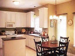 Open and bright kitchen offers a breakfast area!
