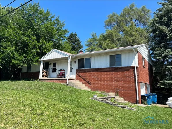 376 Crestway Dr, Oregon, OH 43616