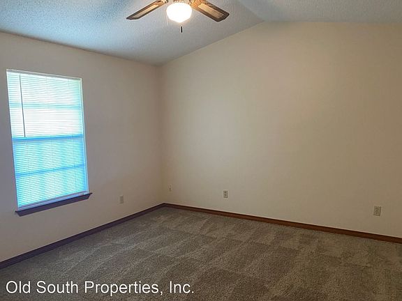 5th image of 824 Christian Dr