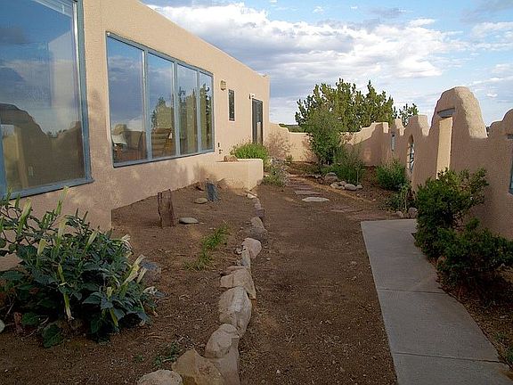 Front enclosed garden