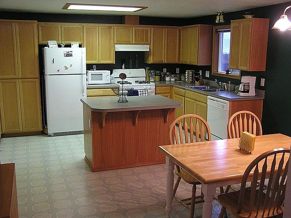 Large Kitchen w/ Island