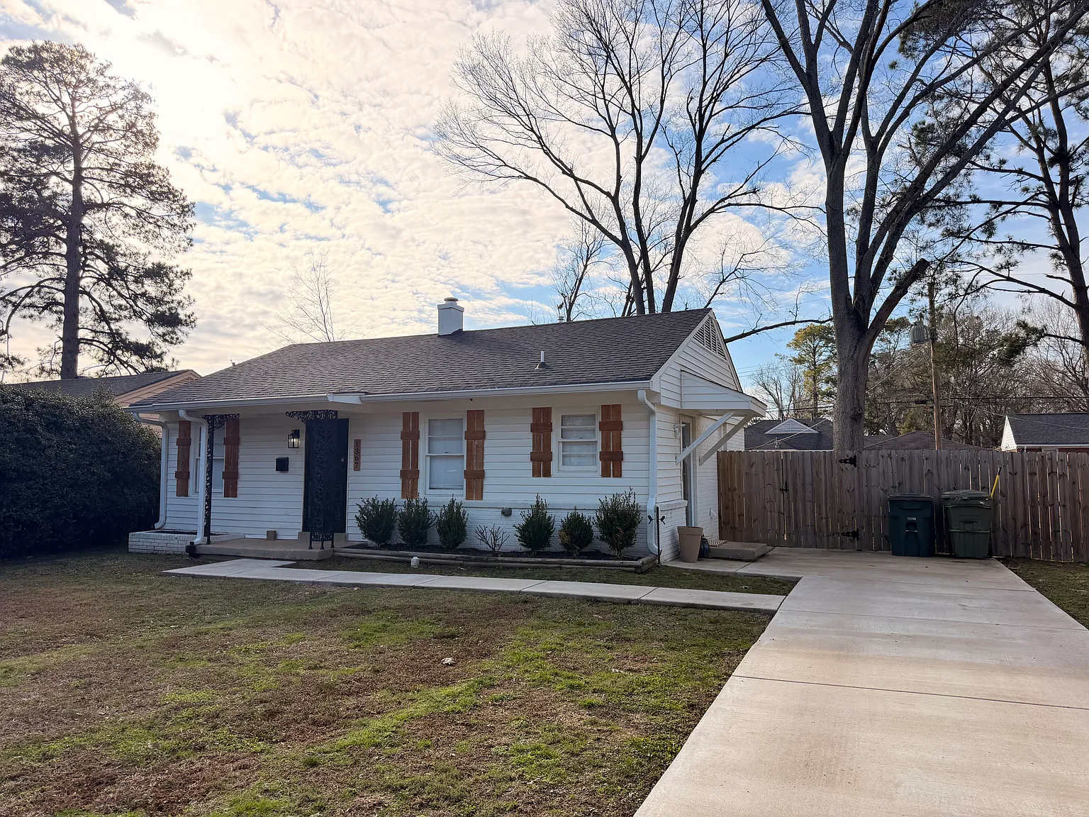 1367 Dearing Rd — Photo 2