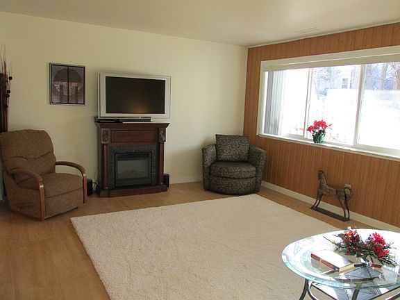 Spacious living room