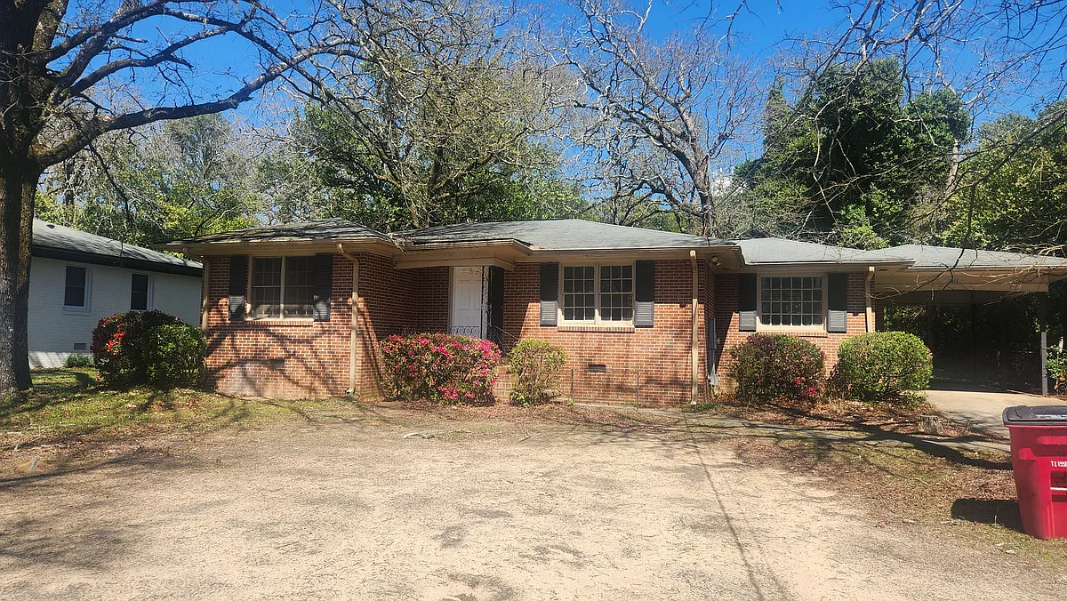 Building Photo - 1918 Fairway Dr