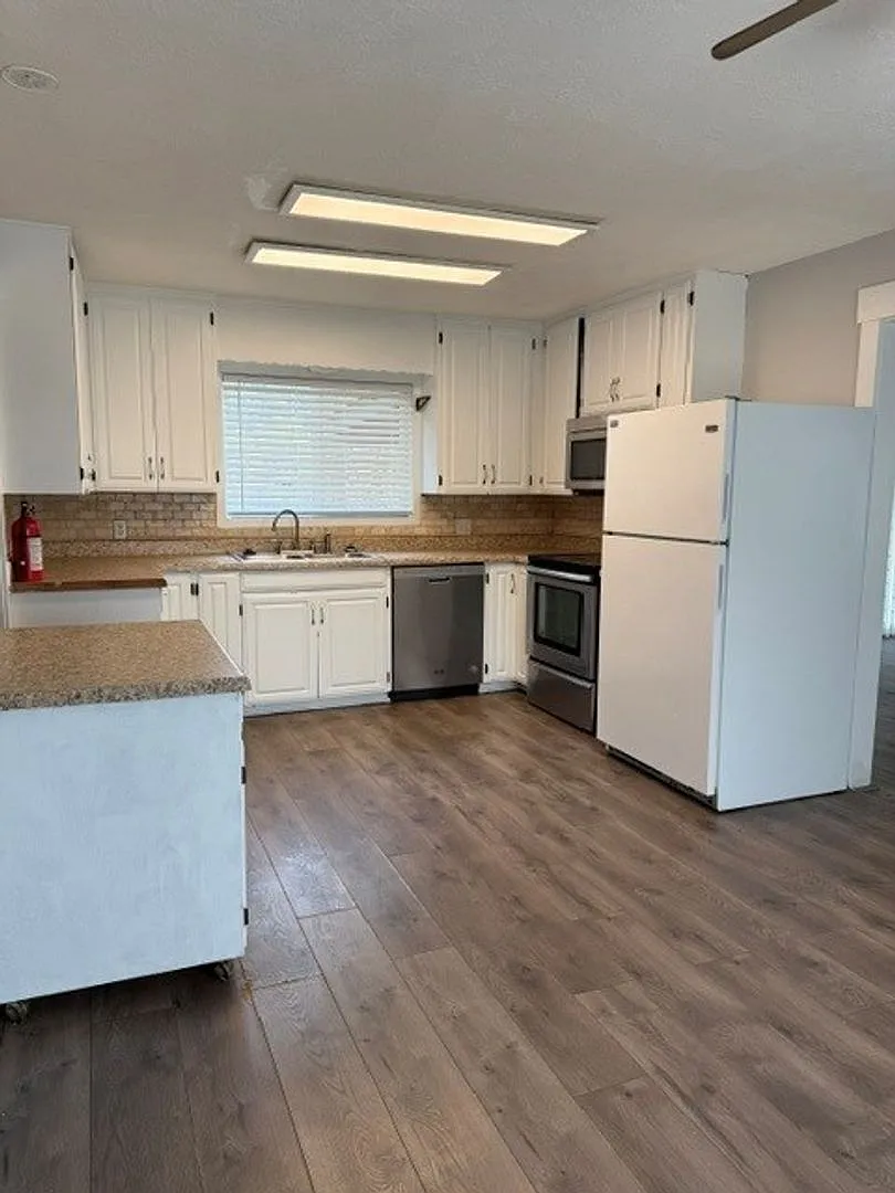 3 Bedroom West Salem House w/ Large Fenced Backyard — Photo 3